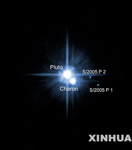 卡戎星(左下)及冥王星两颗卫星的照片