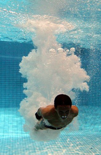 水下激起泡沫