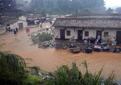 深圳降暴雨造成6人死亡 马路一片汪洋(图)