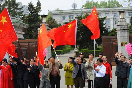 中国驻朝鲜大使馆前的五星红旗