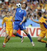 图文:[欧洲杯]意大利1-1罗马尼亚 托尼肩部停球