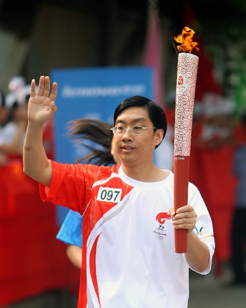 当日,北京奥运火炬传递活动在贵州省遵义市举行.