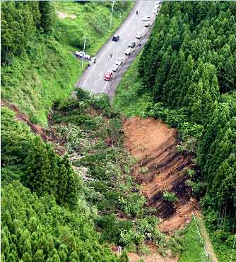 日本398號國道14日中午12時33分，宮城縣栗原市發生山體滑坡