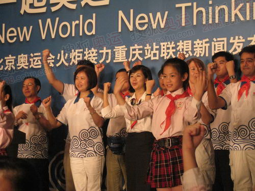 重庆实验小学学生领唱感恩的心