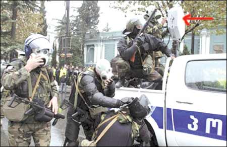 2007年,格鲁吉亚第比利斯的警察用长程声波设备(箭头所指)来驱散示威