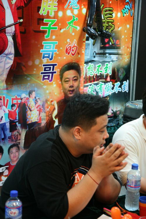 这个胖哥哥是央视少儿频道上很红的魔术师