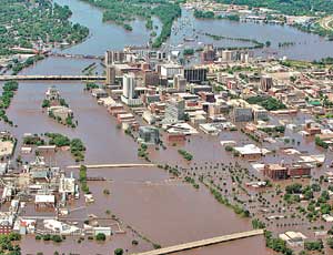 美国艾奥瓦州发生洪灾 万余人疏散饮水告急(图