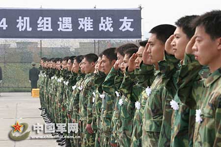 6月13日,在成都凤凰山机场,遇难机组烈士的亲属,成都军区领导,某陆航