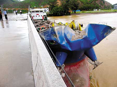 广东湛江干货船过桥被卡 8名船员自救上岸(图