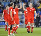 图文:[欧洲杯]瑞士2-0葡萄牙 击掌庆祝 