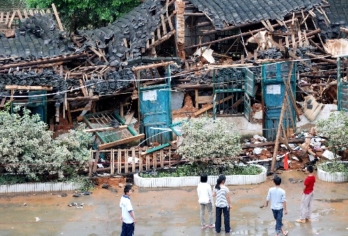 组图:广西昭平一中学在桂江洪水中受损