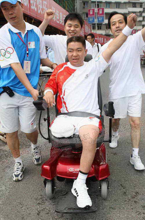 组图:奥运圣火在重庆传递第二日 残疾人火炬手