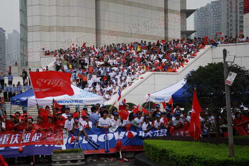 组图：奥运在圣火重庆传递 传递沿途热闹的人群