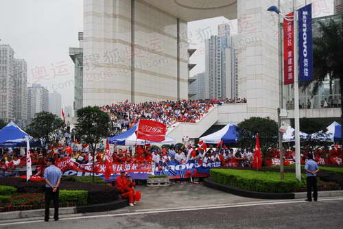 组图：奥运在圣火重庆传递 传递沿途热闹的人群