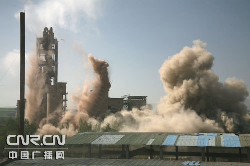 青海:年产18万吨湟水水泥生产线被爆破图