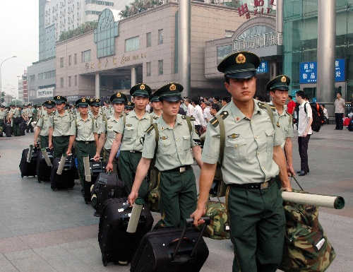 南京380名消防学员赴灾区参加重建;;; 南京士官学校二批320名学员奔