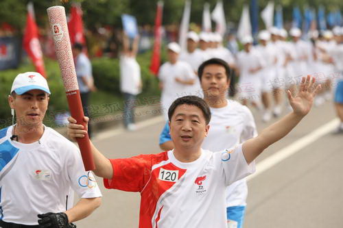 图文圣火重庆传递120棒火炬手传递祥云