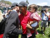 图文：美国高尔夫公开赛伍兹夺冠 抱女儿受祝贺