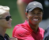 图文：美国高尔夫公开赛伍兹夺冠 面对镜头微笑