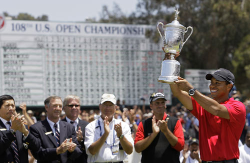 图文：美国高尔夫公开赛伍兹夺冠 高举冠军奖杯