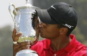 图文：美国高尔夫公开赛伍兹夺冠 亲吻奖杯