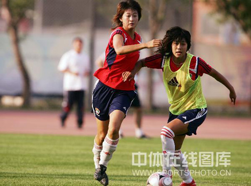 女足冒酷暑练全队防守马晓旭体验艰苦减肥历程