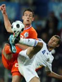 图文:[欧洲杯]荷兰VS罗马尼亚 海塞林克拼抢