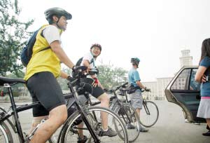 美国人从北京骑车到香港为四川孤残儿募捐(图