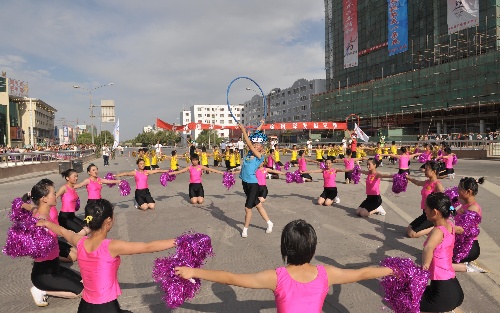 图文:奥运圣火喀什传递 喀什二中学生表演舞蹈