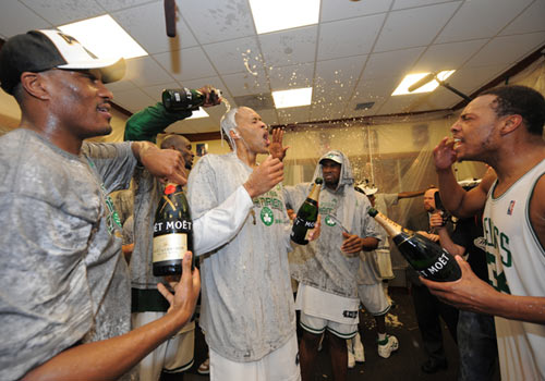 图文:[NBA]凯尔特人庆祝夺冠 喷香槟庆祝