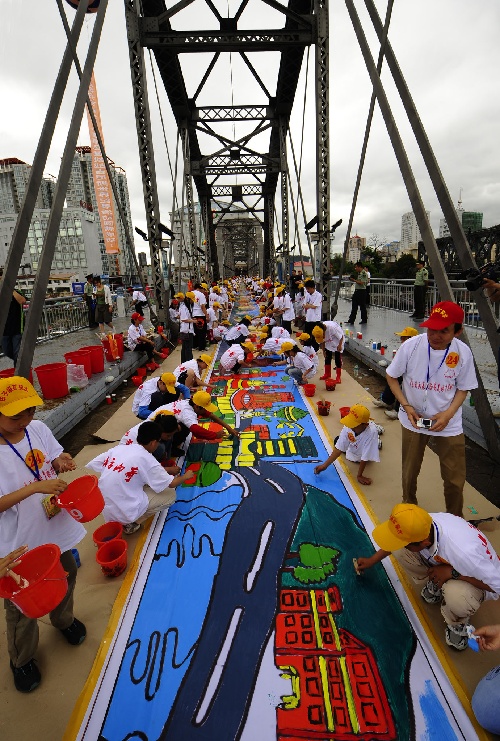 丹东最长儿童画打破世界纪录(组图)