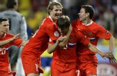 图文:[欧洲杯]俄罗斯2-0瑞典 队友也兴奋
