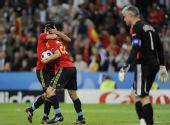 图文:[欧洲杯]西班牙2-1希腊 进球后拥抱