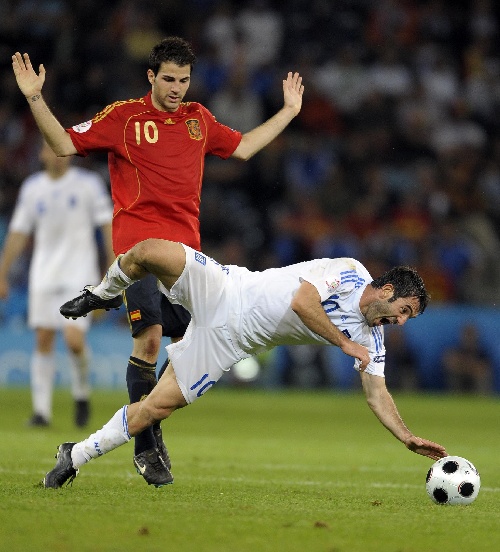图文:[欧洲杯]西班牙VS希腊 法布雷加斯摔倒