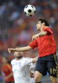 图文:[欧洲杯]西班牙VS希腊 法布雷加斯争顶