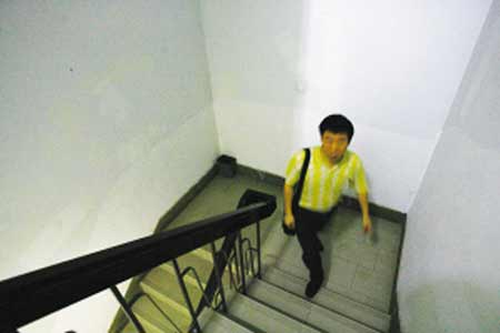 重庆公务员流汗上班关空调坐公交爬楼梯(图)