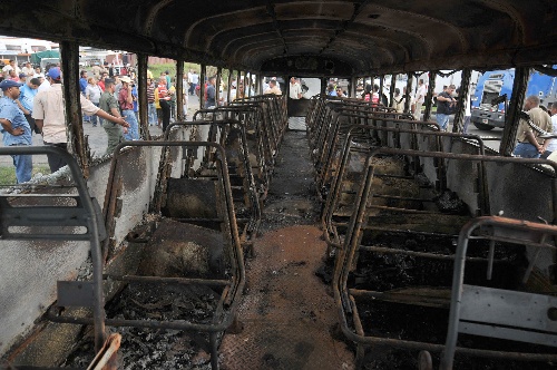 巴拿马公车司机烧车抗议油价上涨(组图)