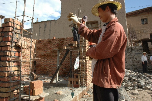 组图:甘肃地震灾区开始永久性住房建设