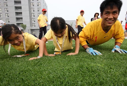 图文:聋哑小姐妹与中国聋哑足球队员做俯卧撑