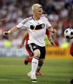 图文：德国3-2葡萄牙晋级4强 施魏因施泰格控球