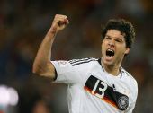 图文：德国3-2葡萄牙晋级4强 巴拉克振臂庆祝