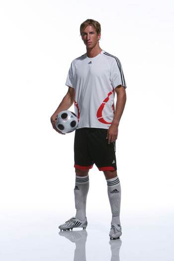 组图:超级球星展示阿迪达斯2008年欧洲杯战袍