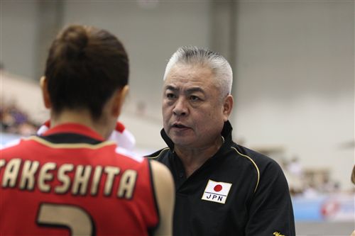 图文:日本女排3-0哈萨克斯坦 教练叮嘱队员