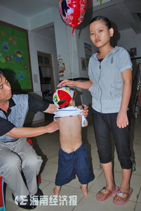 海口玉和幼儿园幼师用晒衣架抽打2岁女童