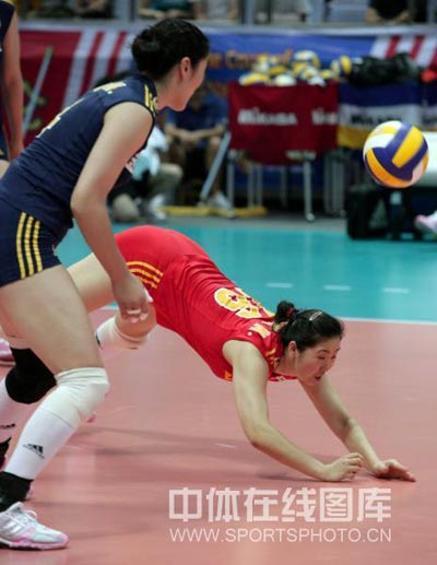 图文:中国女排3-0泰国女排 张娜摔倒瞬间