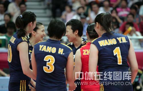 图文:中国女排3-0泰国女排 队员喜笑颜开庆胜利