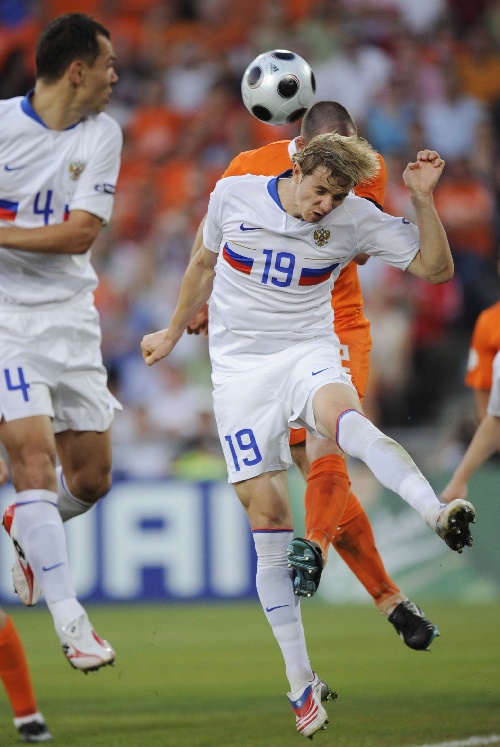 图文:[欧洲杯]荷兰vs 帕夫柳琴科头球