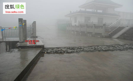 紫坪铺水库地震后坝西断的沉降