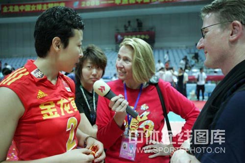 图文:中国女排3-2巴西女排 外国记者采访冯坤