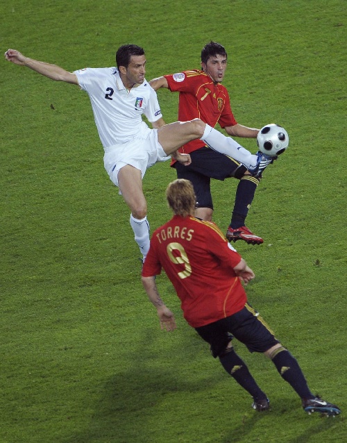 图文:[欧洲杯]西班牙VS意大利 帕努奇盯比利亚
